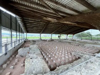 Vestiges des thermes romains sous leur abri