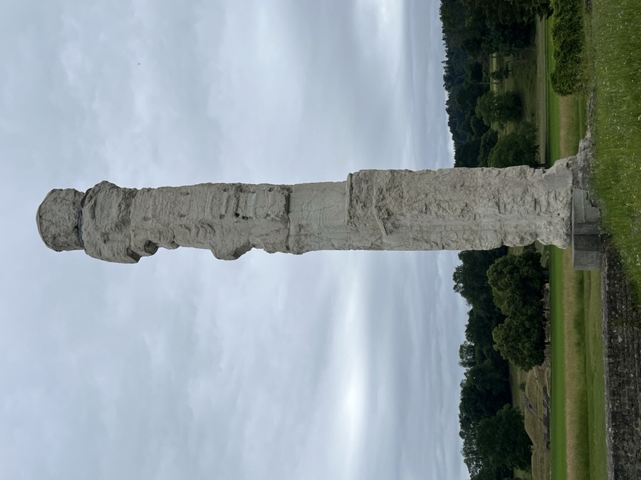 La colonne du Sanctuaire du Cigognier s'élevant vers le ciel, seul vestige du grand temple romain dédié à Jupiter